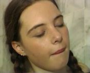 Студентку шалаву в ванной трахает зрелый мужик